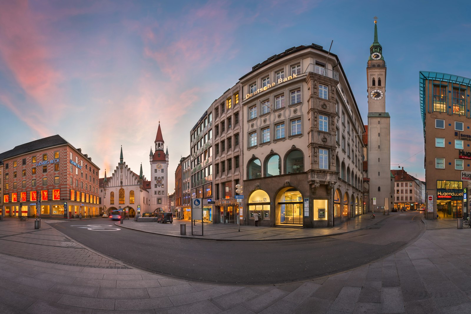 Marienplatz mit Neuem Rathaus und Frauenkirche in München