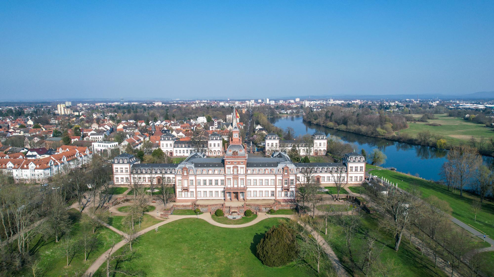 Schloss Philippsruhe in Hanau am Ufer des Mains, ein beliebtes Ziel für einen ruhigen Spaziergang