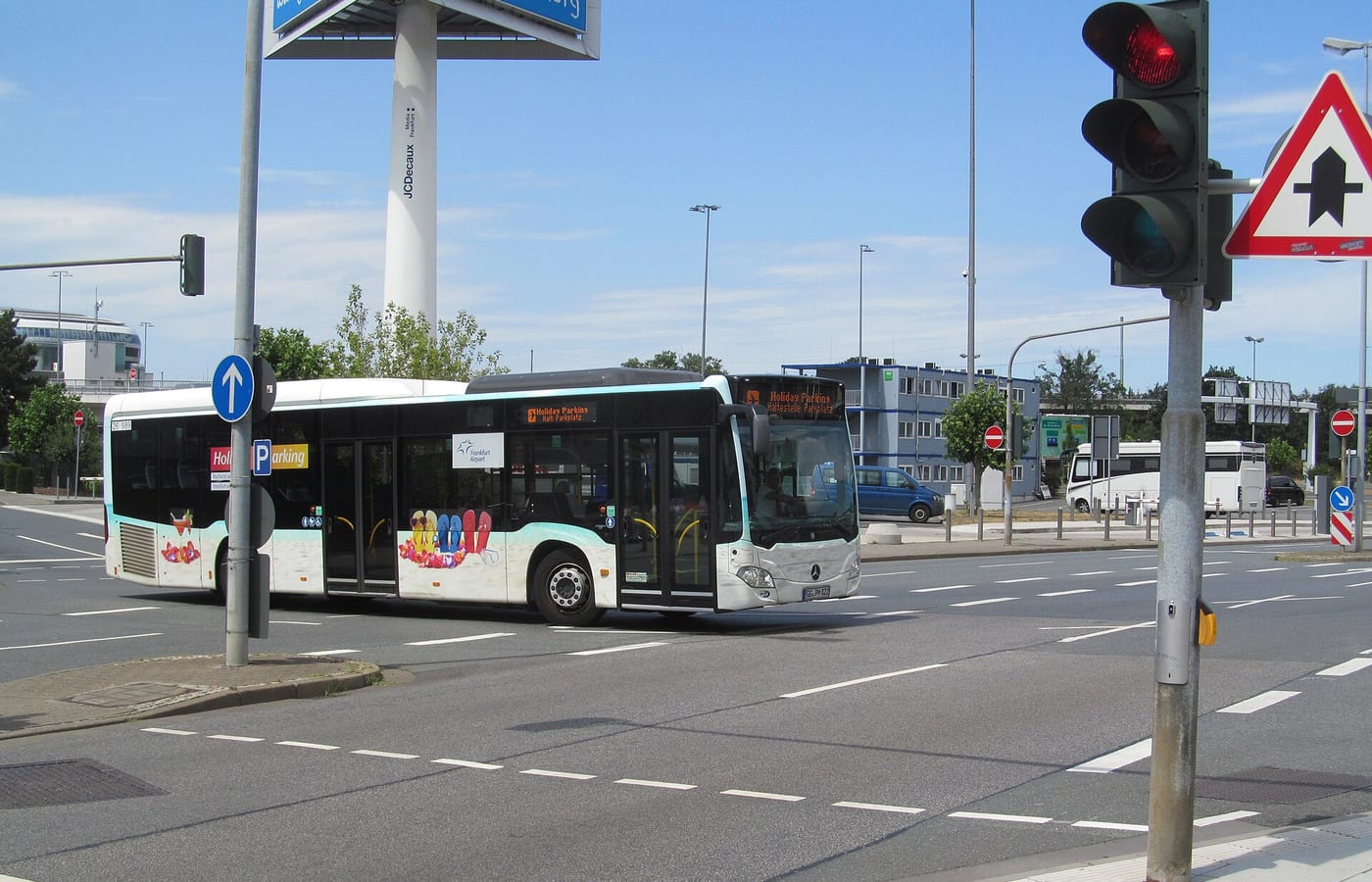 Shuttlebus der Linie Holiday Parking auf dem Weg zum Parkplatz am Frankfurter Flughafen