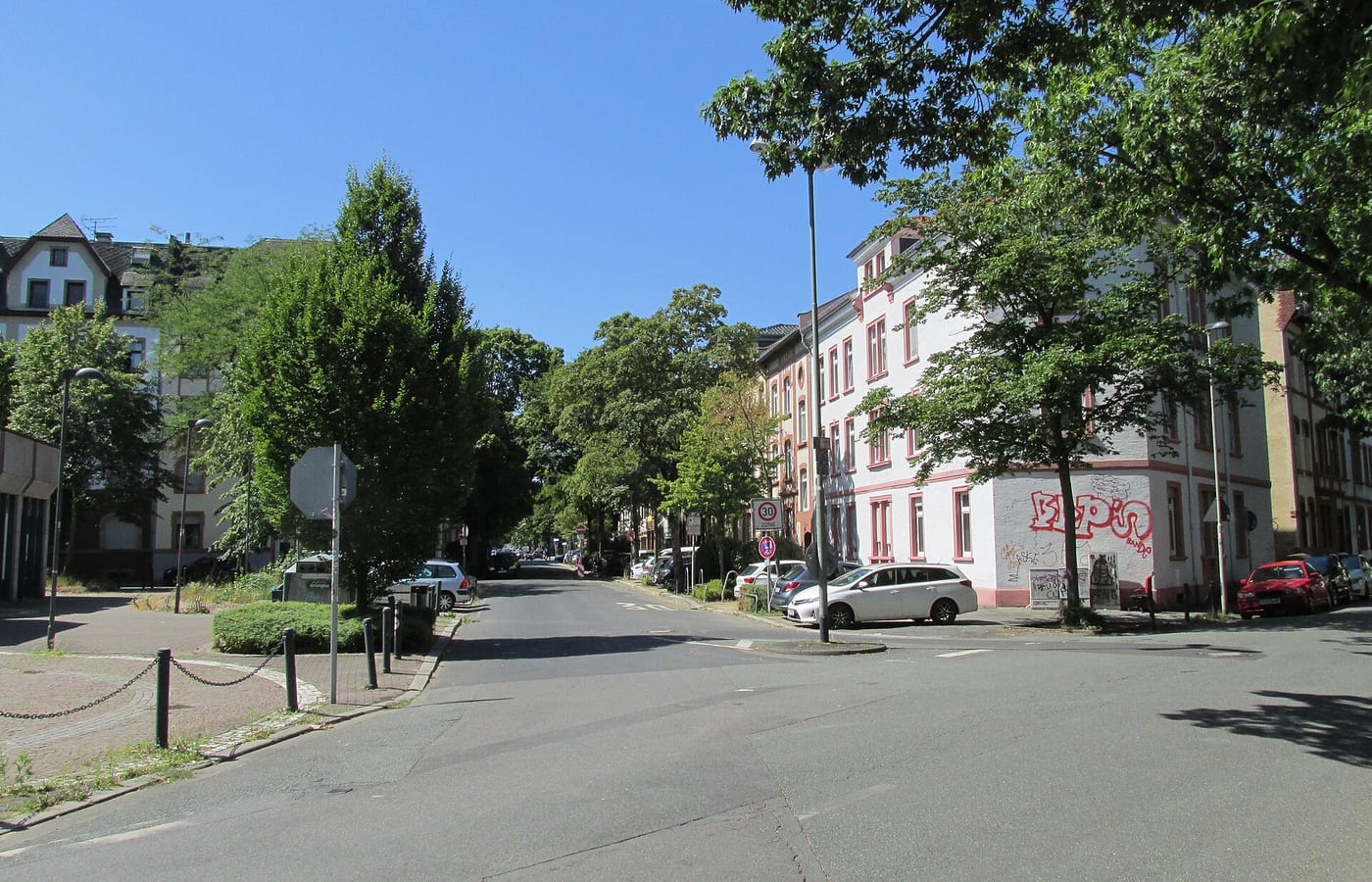 Wohnstraße in Offenbach am Main mit parkenden Autos, Tempo-30-Zone und Altbauten