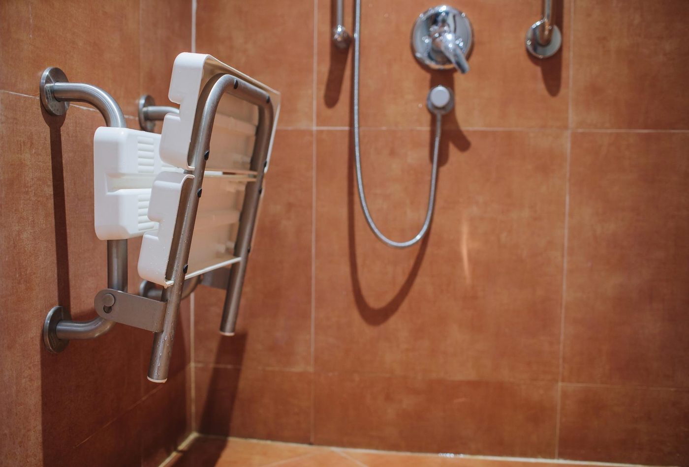 Barrierefreies Bad mit bodengleicher Dusche und Haltegriffen