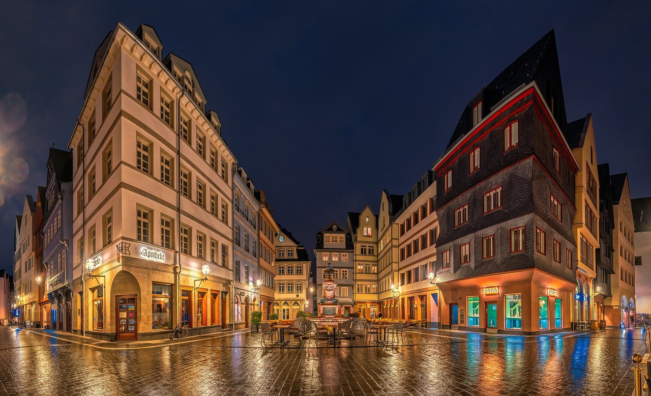 Frankfurts nächtlicher Charme: Von trendigen Bars bis hin zu digitaler Unterhaltung