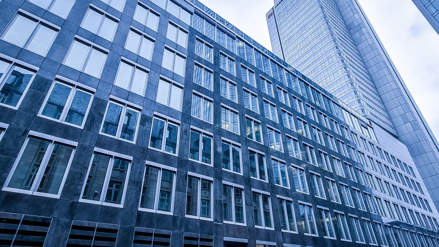 Froschperspektive auf moderne Hochhäuser in Frankfurt mit dem Silberturm im Blick