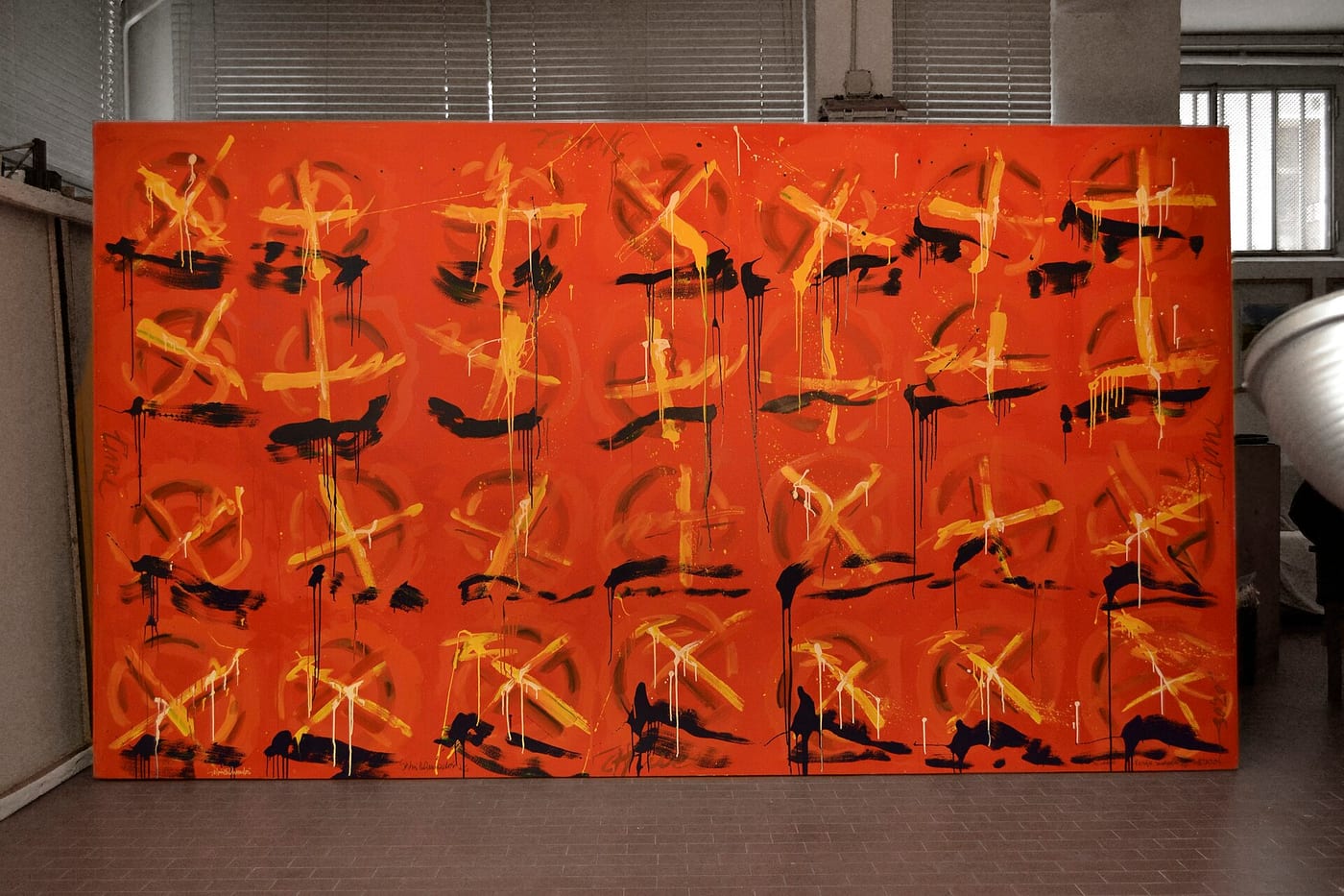 Großformatiges Action-Painting-Bild mit Farbspritzern und Farbläufen in Orange, Gelb und Schwarz