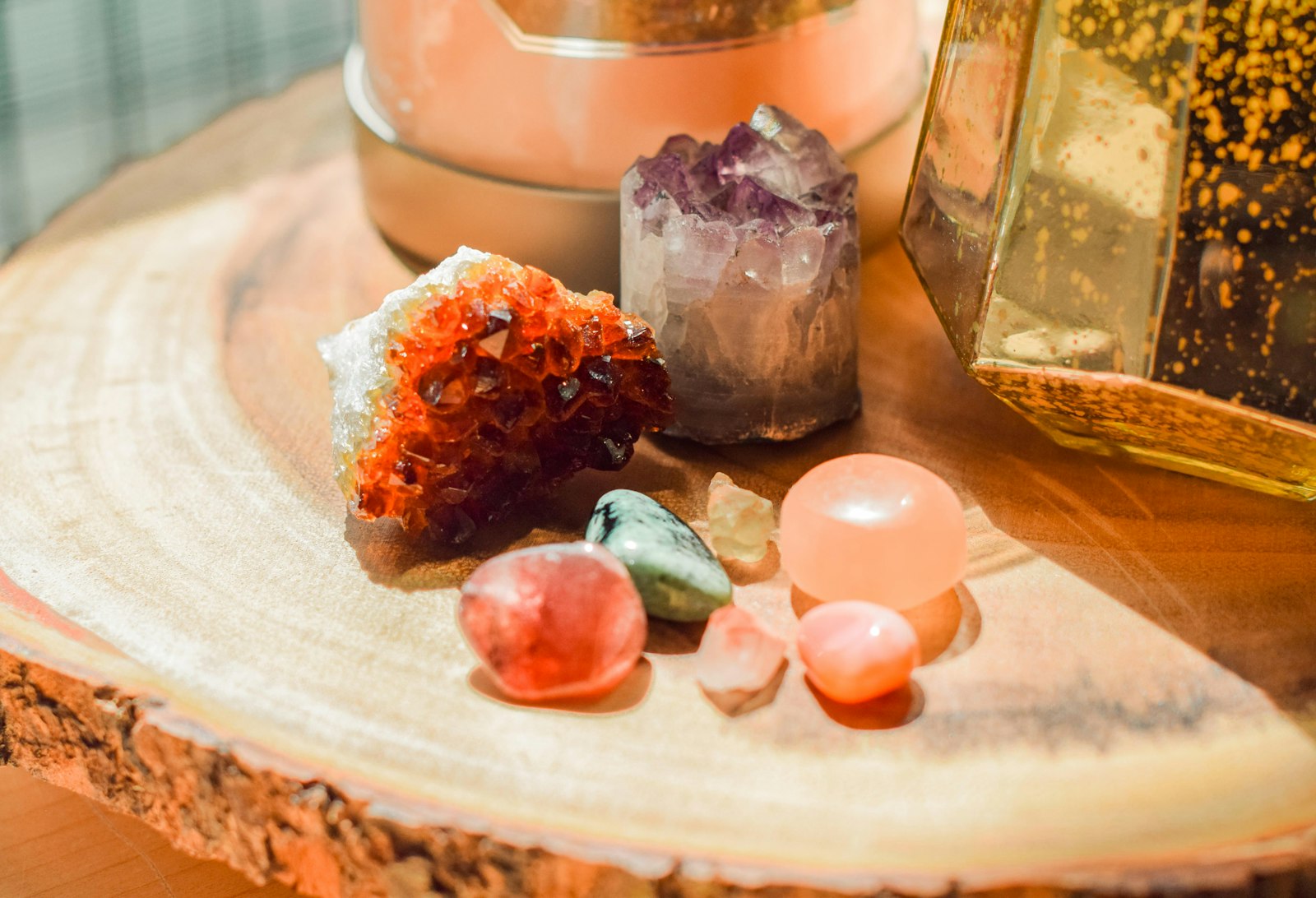 Verschiedene bunte Edelsteine und Mineralien auf einem Holztisch arrangiert