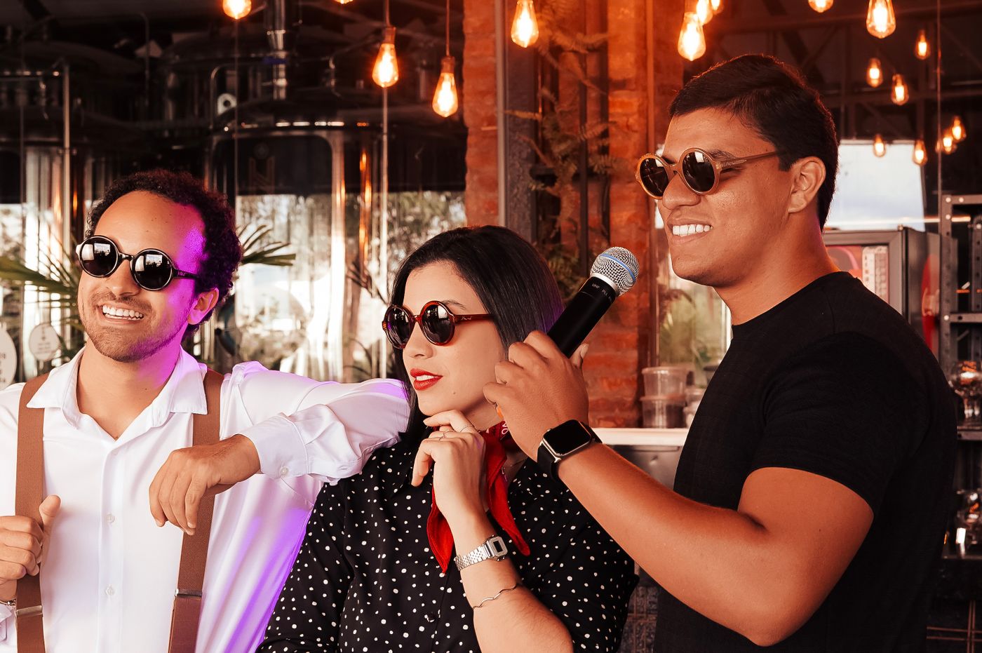 Gruppe von Freunden singt gemeinsam Karaoke in einem privaten Raum mit Mikrofon