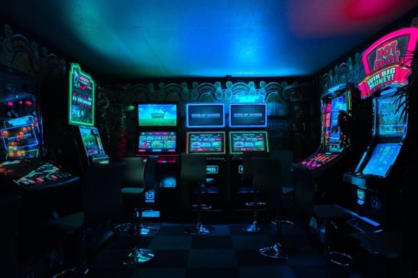 Online vs offline: Wie unterscheidet sich das Spielerlebnis in Spielhallen in Frankfurt?