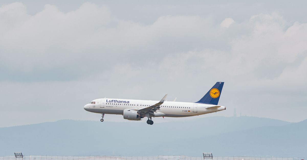 Flugzeug beim Start am Flughafen Frankfurt