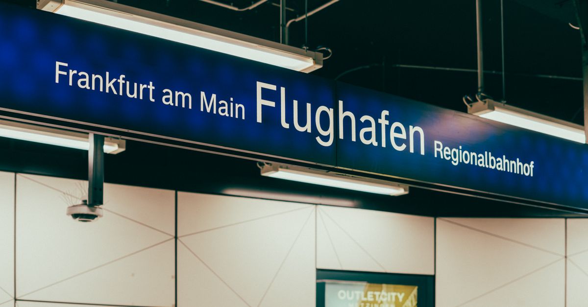 Hinweisschild am Regionalbahnhof des Flughafens Frankfurt