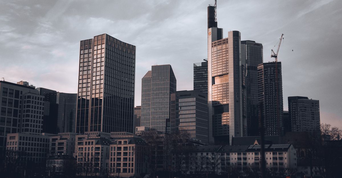 Frankfurter Skyline mit den Hochhäusern des Bankenviertels in der Abenddämmerung