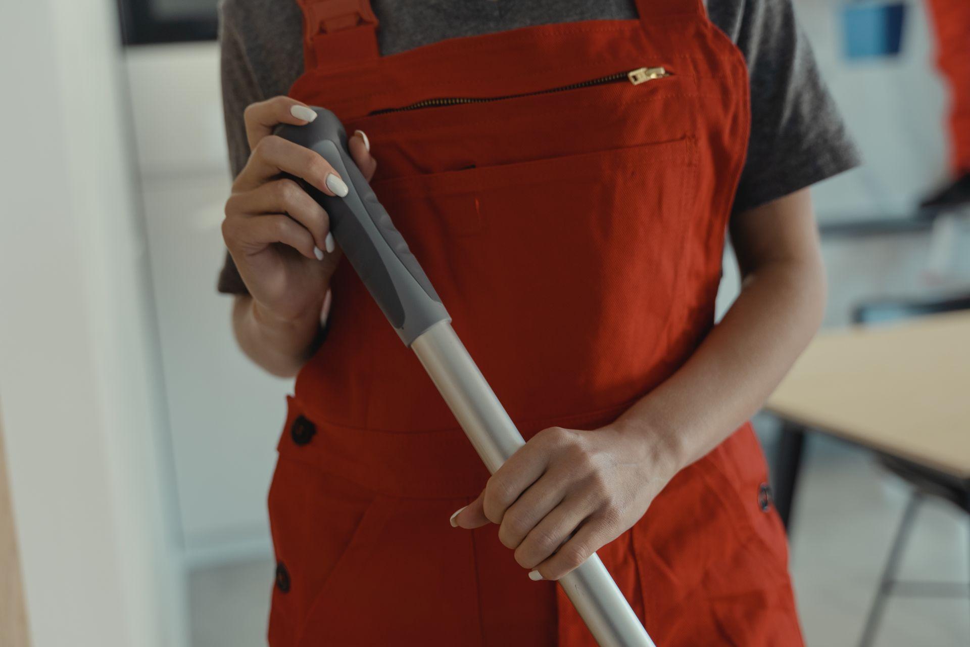 Person bei der professionellen Gebäudereinigung als Teil moderner Hausmeisterdienste
