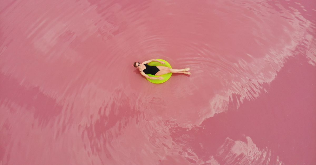 Eine Person schwimmt entspannt in einem Floating-Becken mit salzhaltigem Wasser
