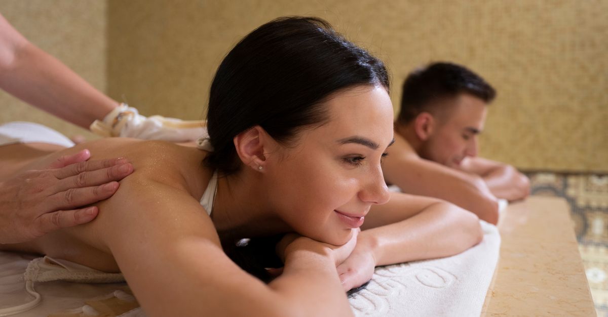 Ein Paar genießt eine ruhige Auszeit nach einer Massage in einem Spa