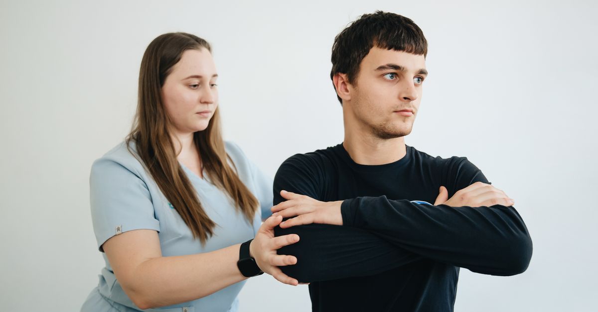 Ein Physiotherapeut unterstützt einen Patienten bei einer Übung zur Stärkung der Muskulatur