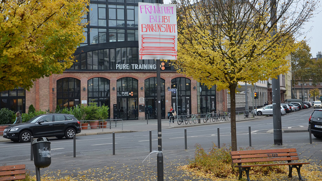 Frankfurt protestiert – die Bänke am Adlhochplatz sollen bleiben
