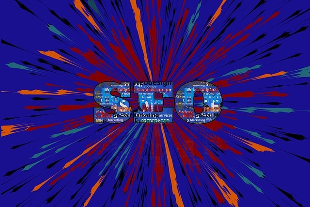 Das Wort "SEO", gefüllt mit Begriffen aus dem digitalen Marketing, steht auf einem blauen Hintergrund mit dynamischen, bunten Farbspritzern, die innovative SEO-Strategien für die Zukunft des Einkaufens hervorheben.